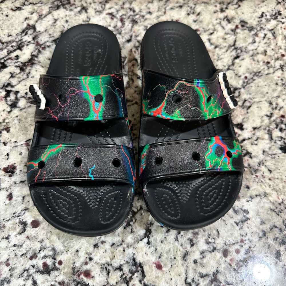 CROCS  Classic Sandal Black/Lightning  M4/W6 Logo Jibbitz  Preowned‎